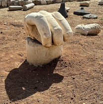 Hand einer Kolossalstatue