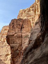 Dieser Felsen wird durch Seile gesichert